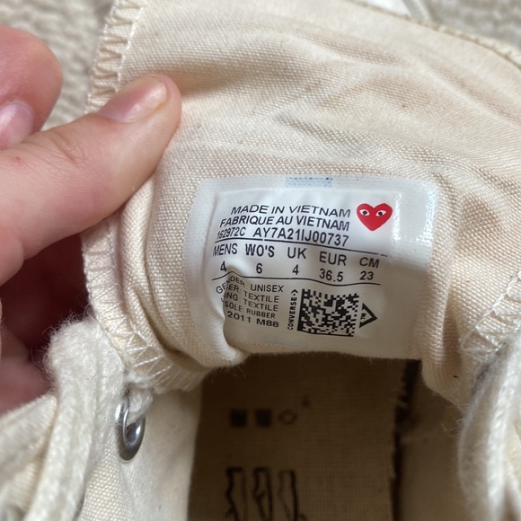 women’s size 6 Men’s size 4 converse with hearts - Picture 3 of 5